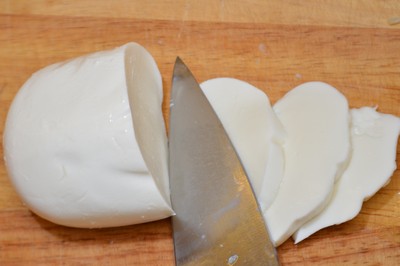 A mozzarella sajt szeletelése